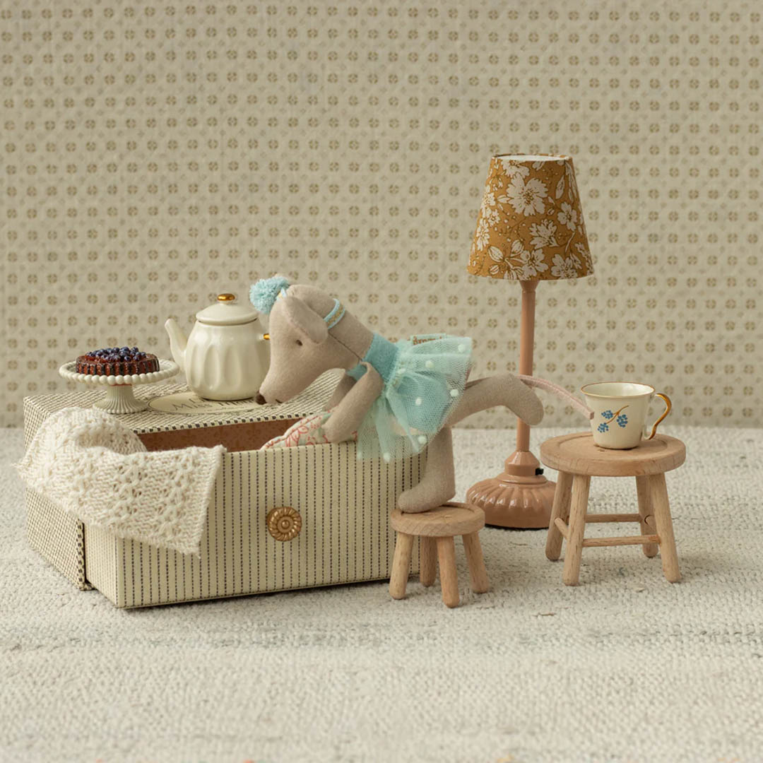 Dance mouse in daybed, Little sister