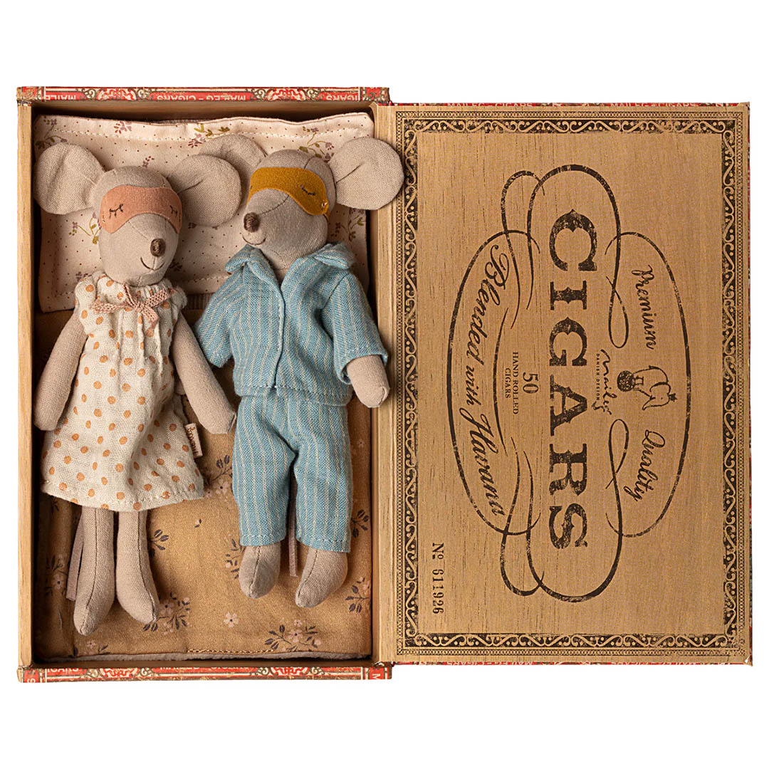 NEW Mum and Dad Mice in Cigarbox