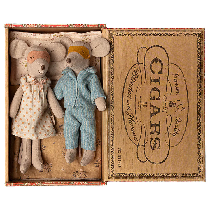 NEW Mum and Dad Mice in Cigarbox