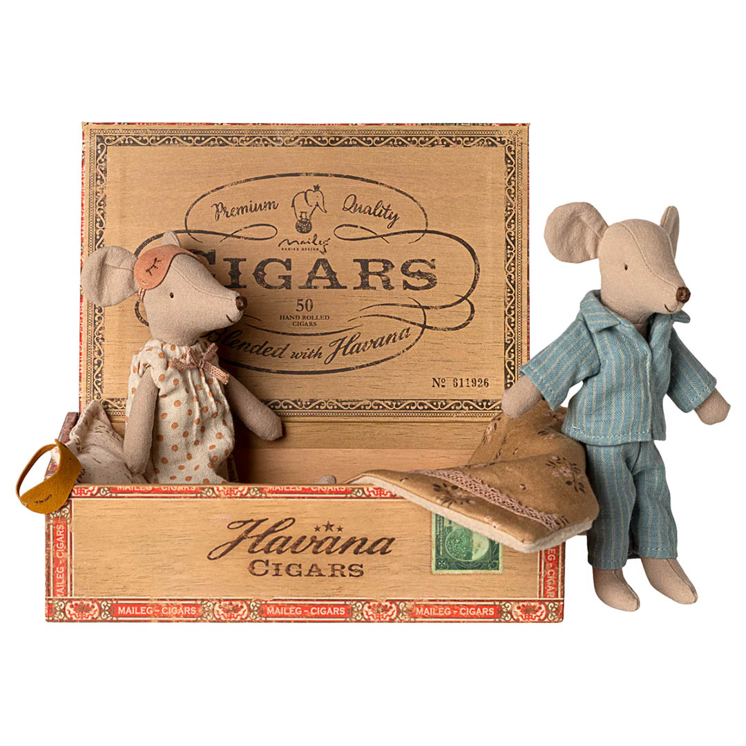 NEW Mum and Dad Mice in Cigarbox