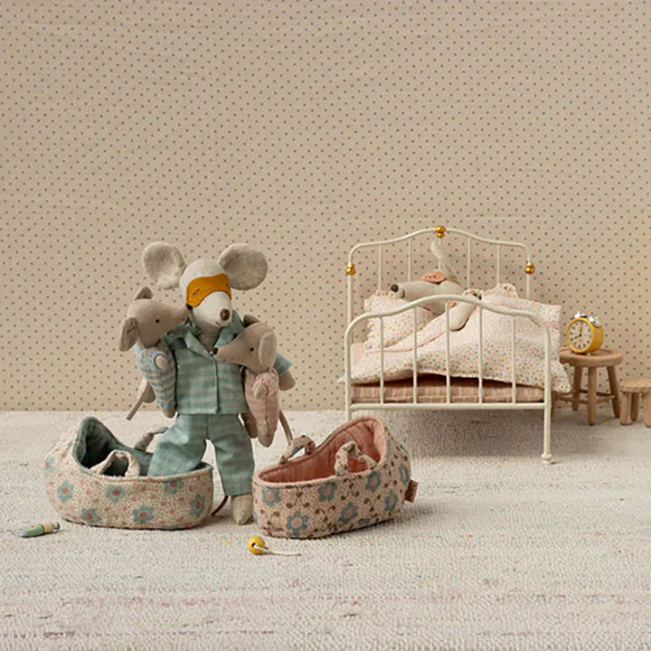 Baby mouse in carry cot - Rose