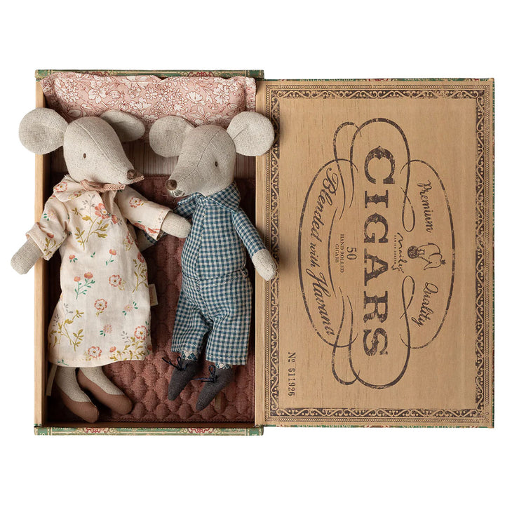 Grandma and grandpa mice in cigarbox