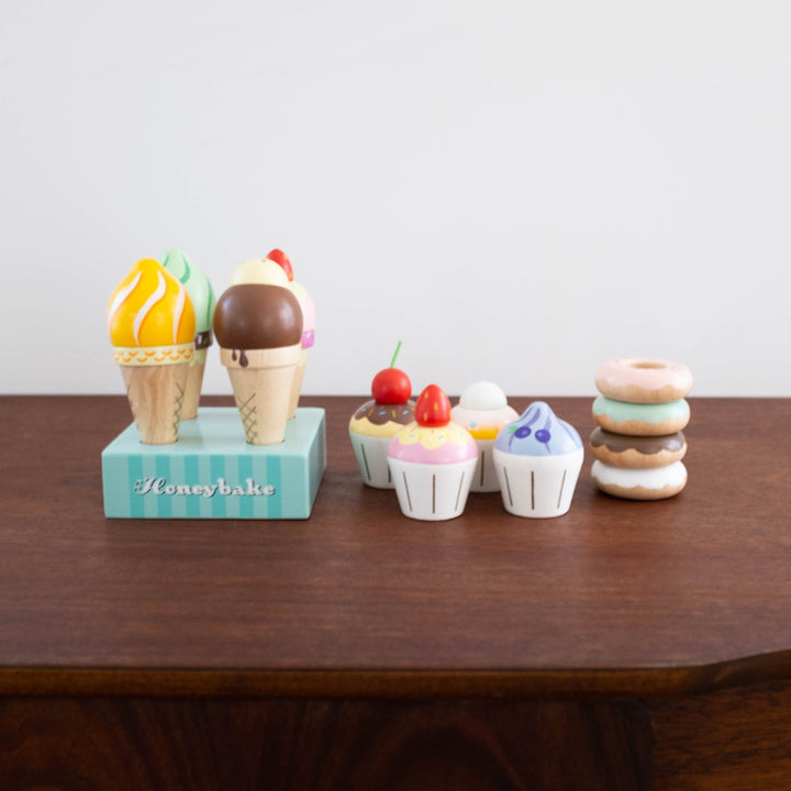 NEW Wooden Cupcake Set