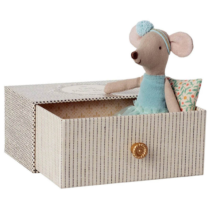Dance mouse in daybed, Little sister