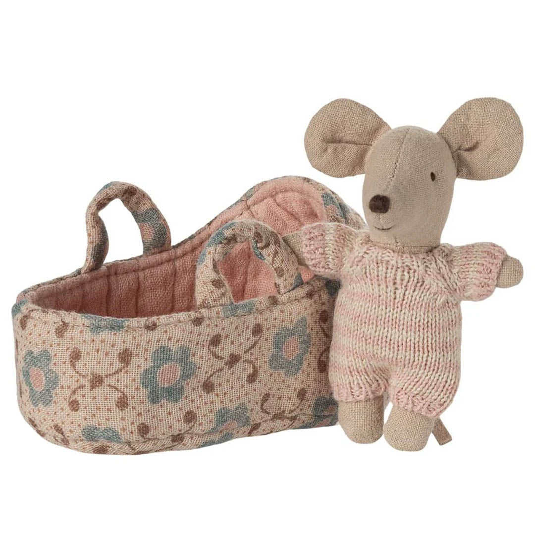 Baby mouse in carry cot - Rose