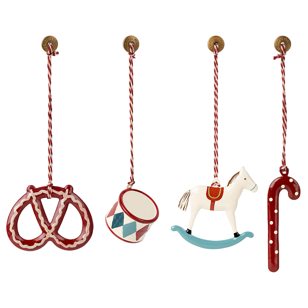 Peter's Christmas - Metal Ornament Set