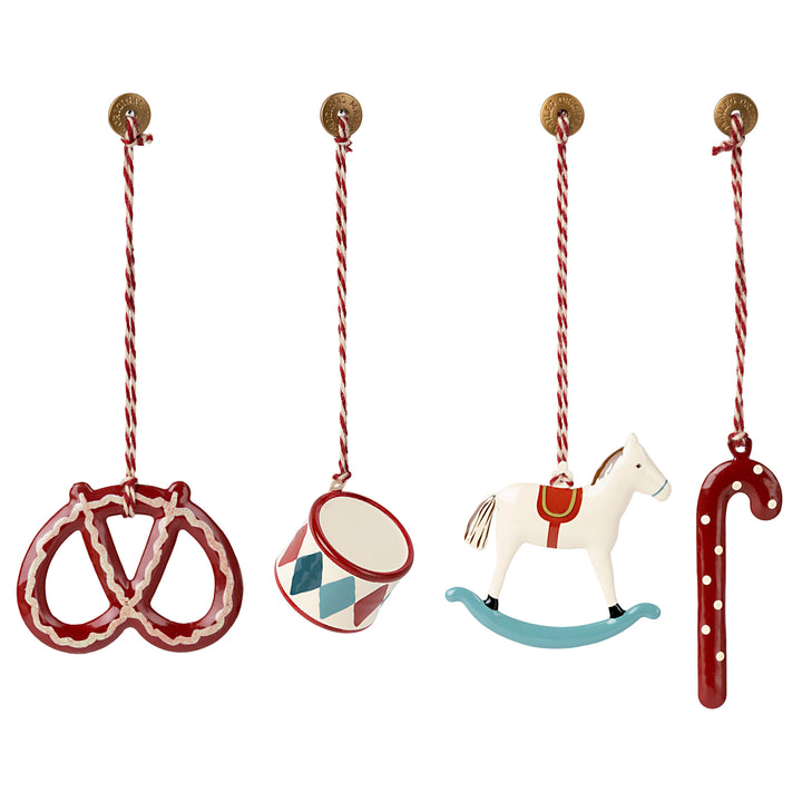 Peter's Christmas - Metal Ornament Set