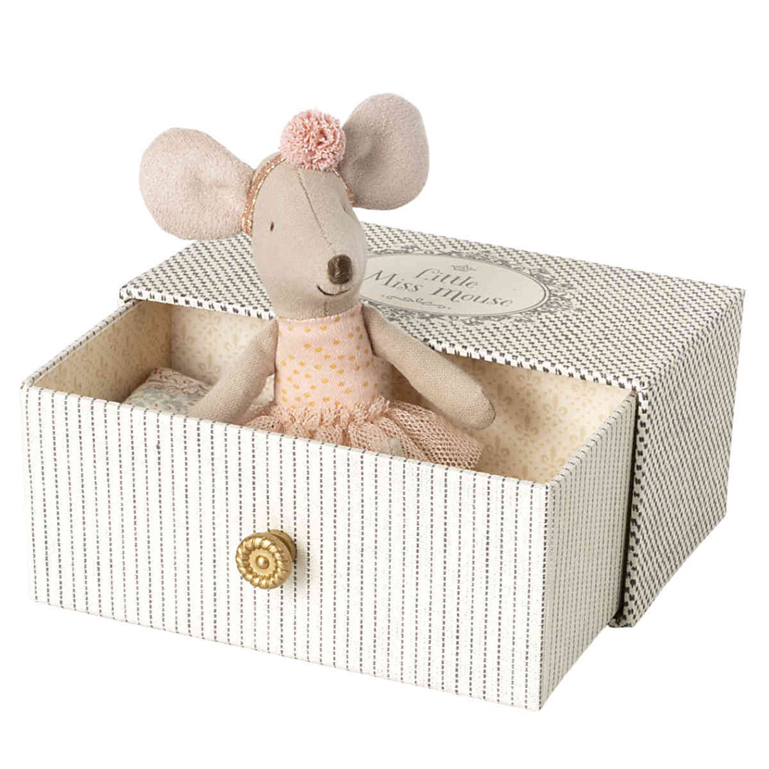 Dance mouse in daybed, Little sister