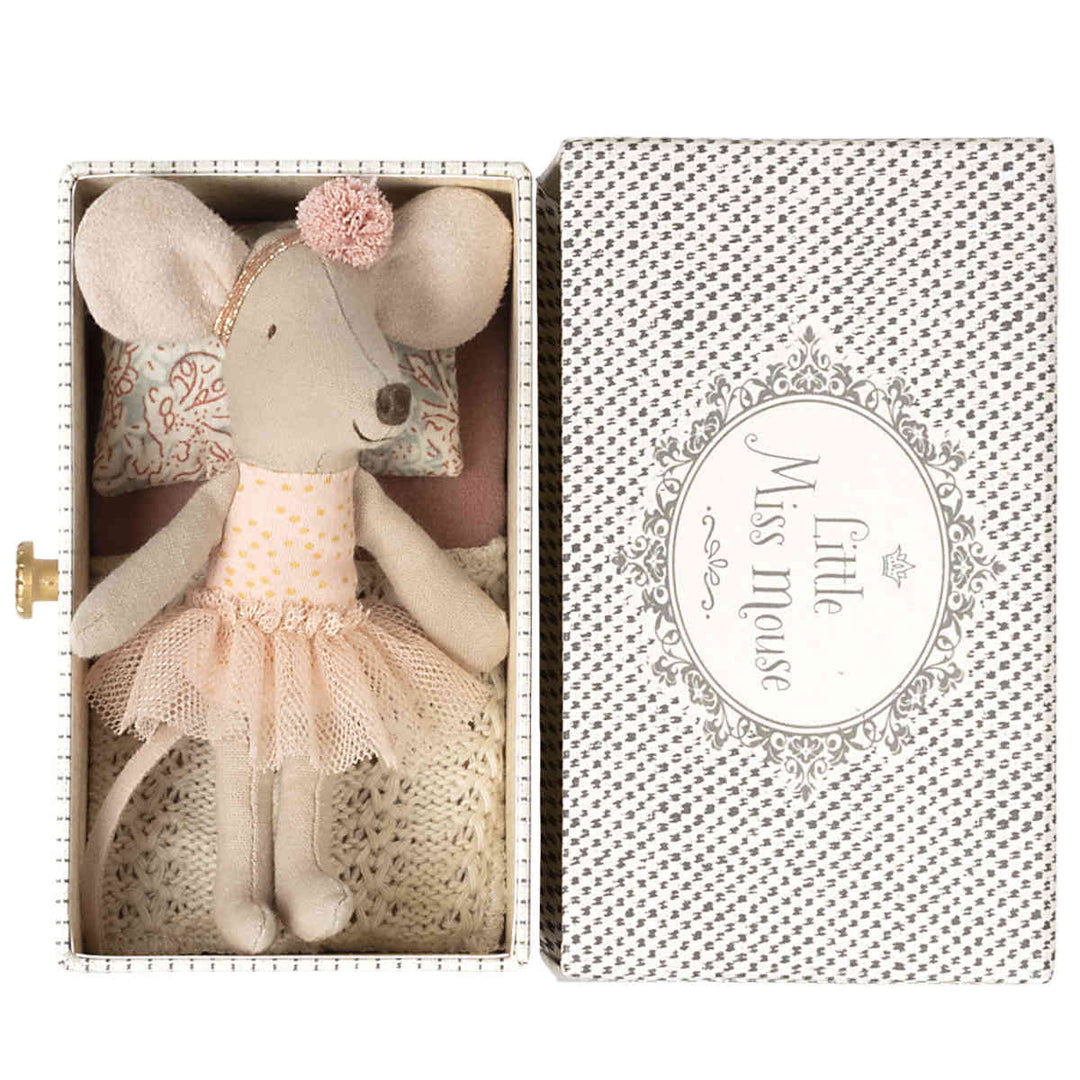 Dance mouse in daybed, Little sister